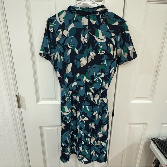 🍃 Banana Republic Tie-Neck Leaf Print Dress – Size 6 | Classic & Chic NWOT 🍃 - Picture 3 of 5